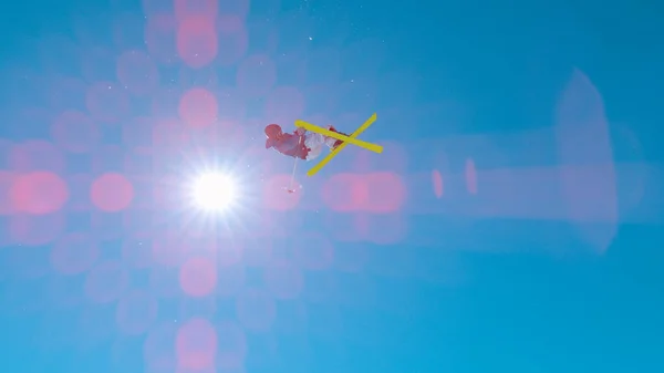 Фристайл Лыжник Выполняет Захват Трюк Время Прыжка Большой Кикер Воздуха — стоковое фото