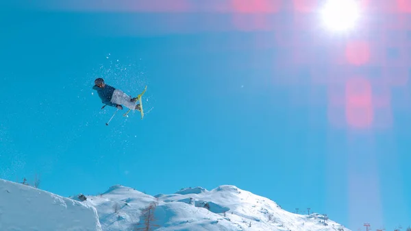 Male Skier Jumping Big Air Kicker Snow Park Snowy Ski — Stock Photo, Image