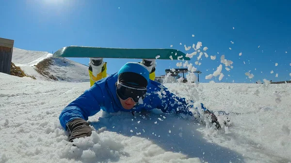 Male Beginner Snowboarder Crashes Camera While Snowboarding Young Man Falls — Zdjęcie stockowe