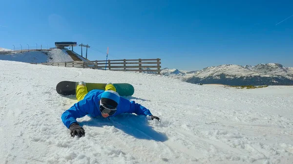 Guy Crashes Snow Trying Make Turn Snowboard Male Snowboarder Lands — Zdjęcie stockowe