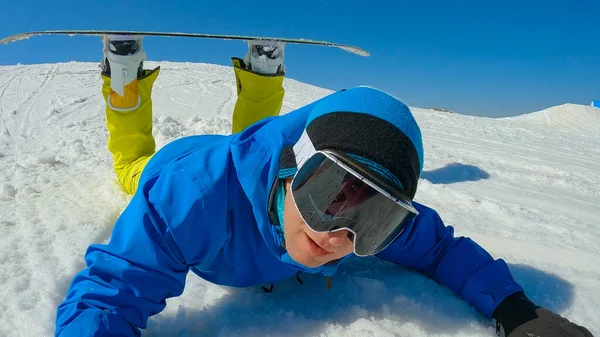 Young Man Falls Snow While Learning How Make Snowboard Turn — Zdjęcie stockowe