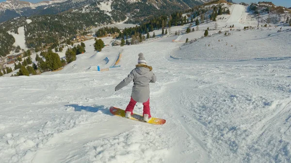 Young Female Learning Ride Snowboard Making Turns Snowy Ski Slope — Foto Stock