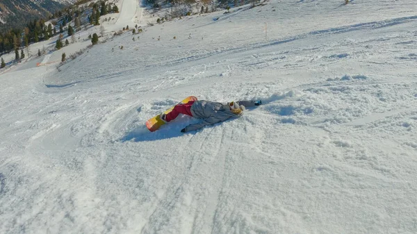 Young Woman Lands Her Back Falling Snow While Learning Snowboard — Foto Stock