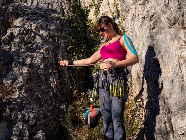 Close Equipped Female Climber Prepares Rope Attachment Climbing Belt Preparing Fotos de stock
