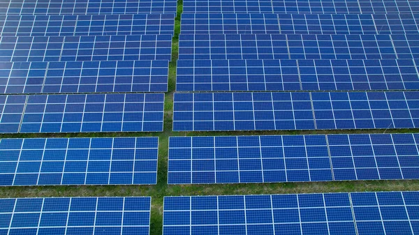 Aerial Alineado Numerosos Paneles Solares Para Producción Efectiva Electricidad Tecnología Imagen de archivo