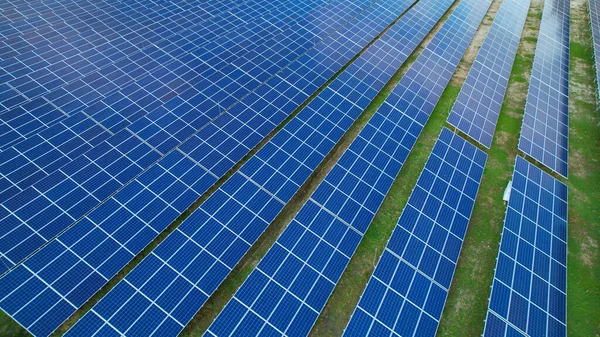 Aerial Numerosos Colectores Solares Para Producir Electricidad Forma Sostenible Central Fotos de stock libres de derechos