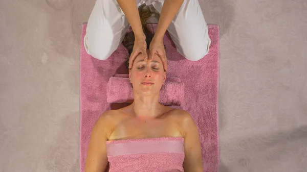 Beautiful Lady Facial Massage Treatment Wellness Salon Facial Beauty Therapy 로열티 프리 스톡 사진