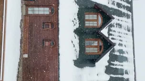 Close Holiday Mountain Cabin Green Rooftop Heavy Winter Snowfall Beautiful — Wideo stockowe
