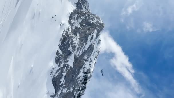 Low Angle View Helicopter Flies Snowy Peaks Skier Starts Riding — Αρχείο Βίντεο