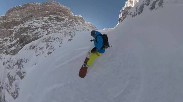 Male Snowboarder Freeriding Steep Mountain Slope Fresh Powder Snow Young — Stockvideo