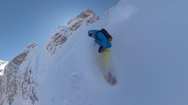 Male Rider Spraying Clouds Fresh Snow While Snowboarding Mountain Slope — Αρχείο Βίντεο