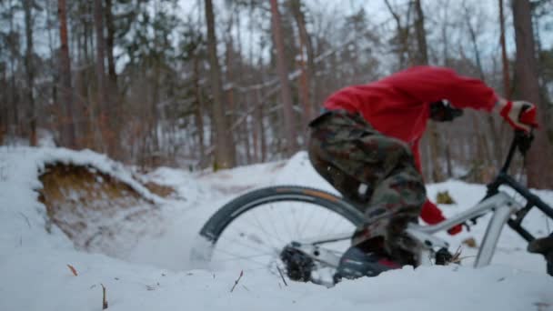 Slow Motion Mountain Biker Sprays Snow While Riding Corner Snowy — Stock video