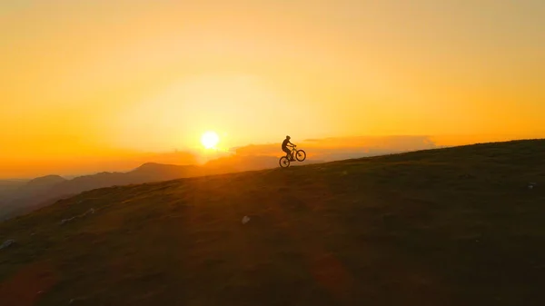 Aerial Lens Flare Silhouette Unrecognizable Man Riding Mountain Bike Does — Stock Photo, Image