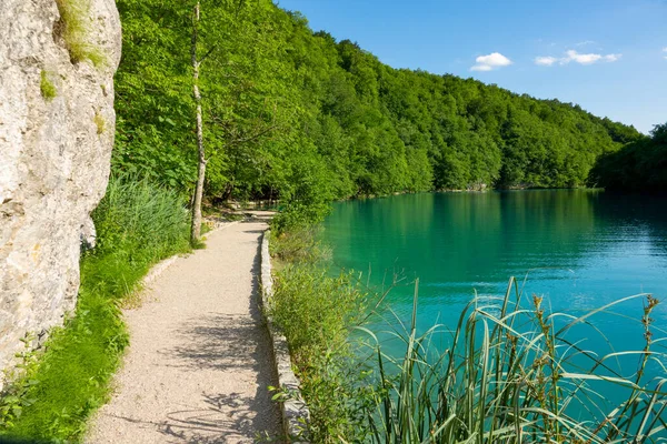 Empty Gravel Path Runs Gorgeous Emerald Lake Plitvice Croatia Beautiful — Stock Photo, Image