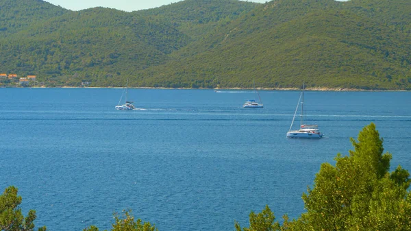 Les Voiliers Touristiques Naviguent Autour Mer Adriatique Tranquille Par Une Images De Stock Libres De Droits