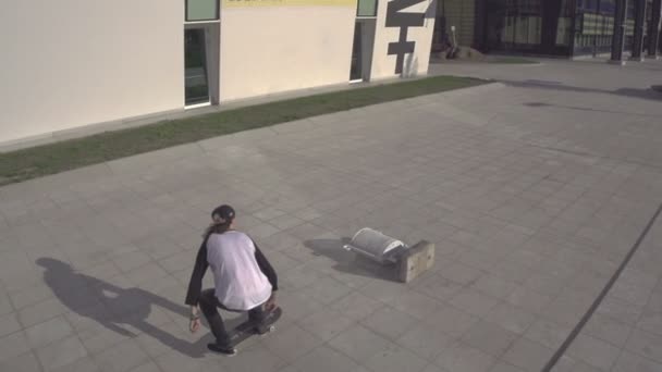 Slow Motion Aerial Skateboarder Faz Chute Flip — Vídeo de Stock