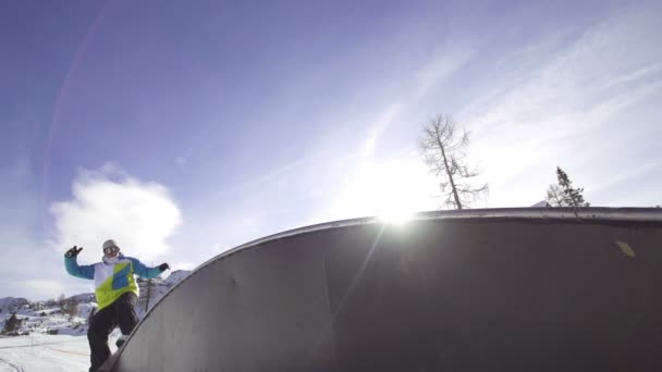 Slow Motion Snowboarder Rijdt Een Regenboog Doos — Stockvideo
