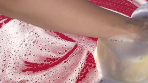 Femme Laver Une Voiture Rouge Avec Une Éponge — Video