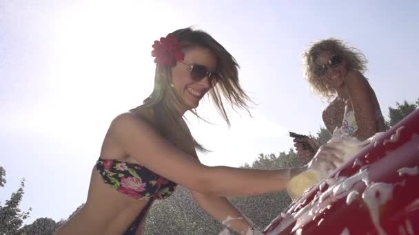 スローモーション 若い女性は車を洗って笑みを浮かべて — ストック動画