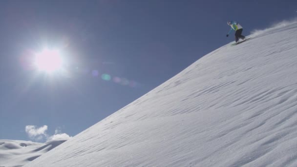 Ultrarapid Snowboardåkare Ridning Pudersnö — Stockvideo