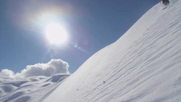 Ultrarapid Snowboardåkare Rider Passera Kameran — Stockvideo