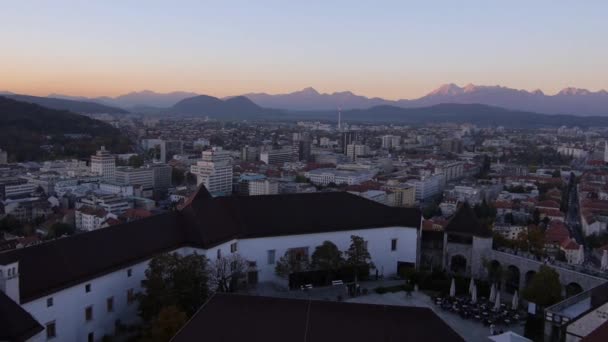 Luchtfoto Panorama Van Grote Stad Bij Zonsondergang — Stockvideo