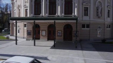 Slovenya 'nın Ljubljana kentindeki Opera binasının muhteşem Rönesans mimarisi