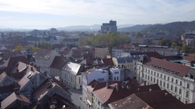 Slovenya 'nın oldukça eski Ljubljana kasabasının üzerinde uçuyor. Ortaçağ Avrupa şehrinde Rönesans mimarisi. 
