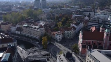 Ortaçağ Ljubljana Kalesi 'nin altındaki Ljubljanica nehri boyunca uzanan güzel eski Ljubljana şehir merkezi.