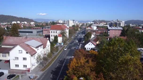 Aerial スロベニアのリュブリャナ市で交通量の多い道路 — ストック動画