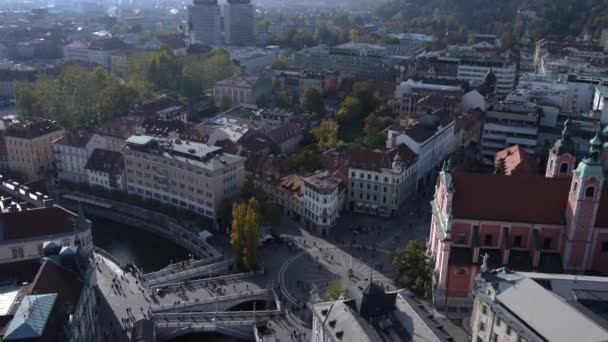 Aerial Prachtig Oud Ljubljana Centrum Langs Ljubljanica Rivier Onder Het — Stockvideo