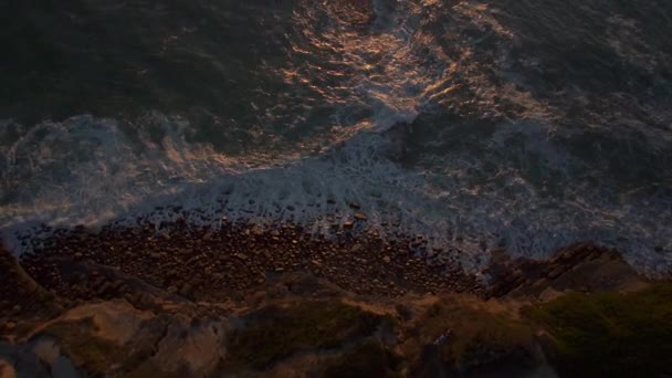 Політ Над Скелястими Океанськими Скелями Золотому Заході Сонця — стокове відео