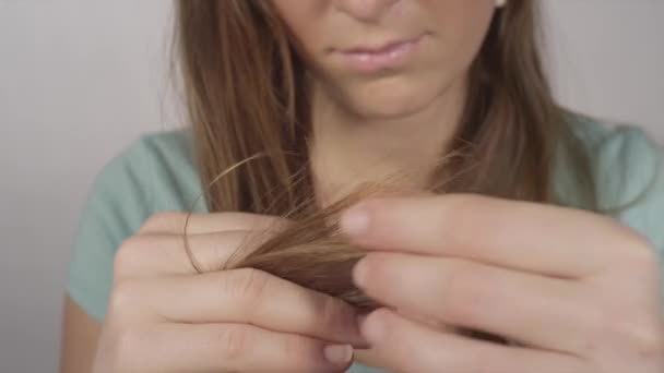 Žena Kontrola Poškozené Vlasy — Stock video