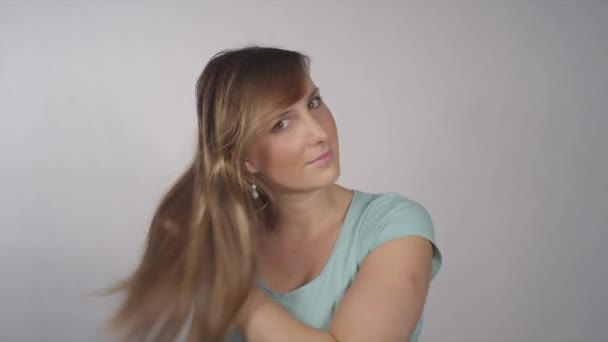 Женщина Замечает Волосы Выпадают — стоковое видео