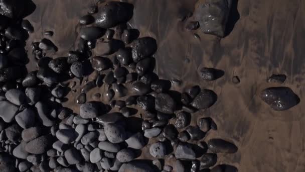 海浪撞击岩石在岸上 — 图库视频影像