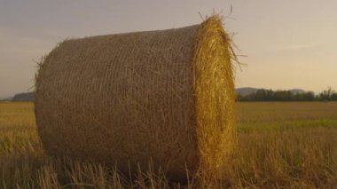 Ağır çekim: Balya saman günbatımı sahasının