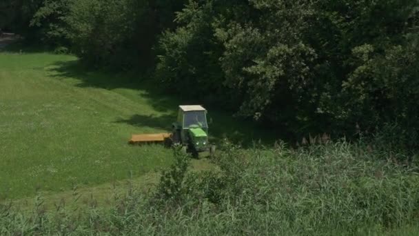 飞向拖拉机割草 — 图库视频影像