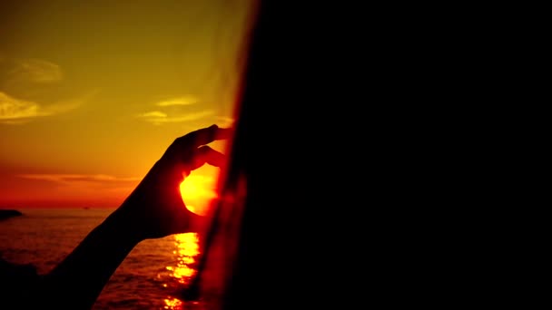 太陽の手でスローモーション 女性形心 — ストック動画