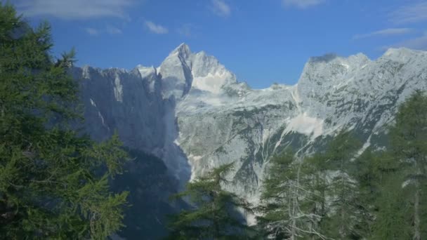Aerial 在华丽的欧洲阿尔卑斯山中远足的人 — 图库视频影像