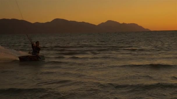Slow Motion Kitesurfer Бризкає Воду Заході Сонця — стокове відео
