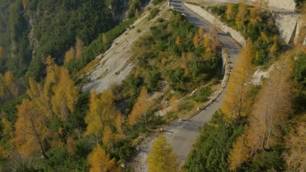 Anteni Dağ Geçidi Üzerinde Sürüş Sonbaharda Motorcu — Stok video