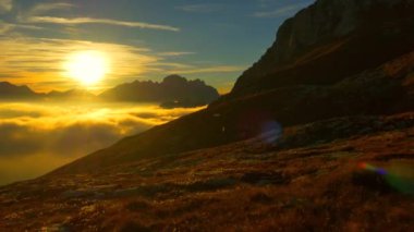 Hava: Gün batımı bulutların güneşli dağın