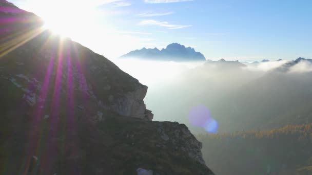 Aerial Sol Brillando Sobre Cresta Montaña — Vídeo de stock