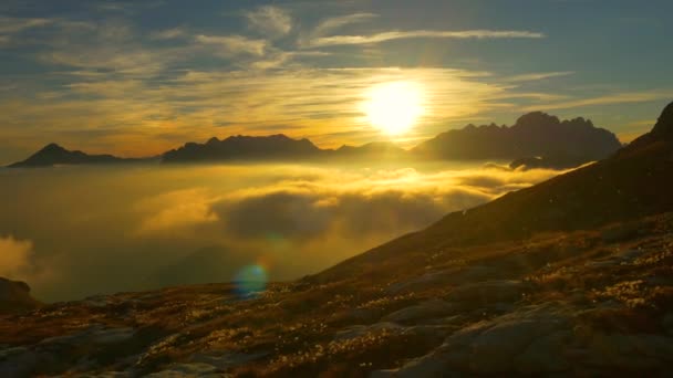 Κεραία Ηλιοβασίλεμα Πάνω Από Σύννεφα Στην Κορυφή Του Βουνού — Αρχείο Βίντεο