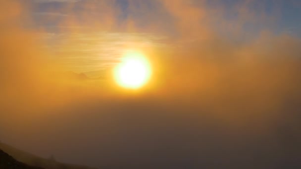 Antenne Aufstieg Durch Die Wolken Den Spektakulären Sonnenuntergang — Stockvideo