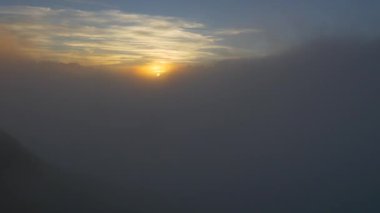 Anteni: Beutiful altın günbatımı bulutların üstünde