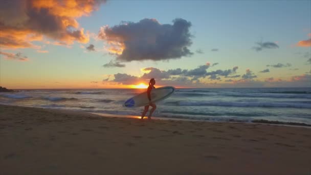 カナリア諸島の夕暮れビーチに沿って実行しているスローモーション 若いサーファー女性 — ストック動画