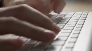 İşteyken klavyeye iki elle dokunan 10 parmağın ayrıntıları