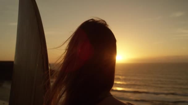 Slow Motion Close Jonge Surfer Vrouw Staren Naar Zonsondergang Maken — Stockvideo