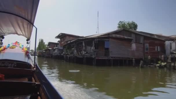 Low Angle Wooden Longtail Boat Speeding Poor Neighborhood Smelly River — Video Stock